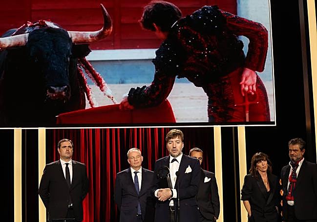 Serra recibe la Concha de Oro en el Festival de San Sebastián por 'Tardes de soledad'.